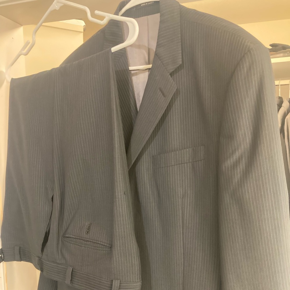 Men’s 42L Regular Fit Suit. Matching Jacket and Pants. Pants waist is 34.